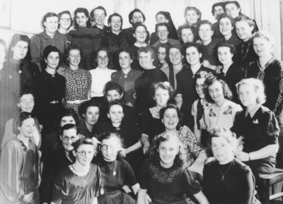 876906 Groepsportret van sociaal werksters (deels nog in opleiding) bij de Zusters Augustinessen van St.-Monica ...